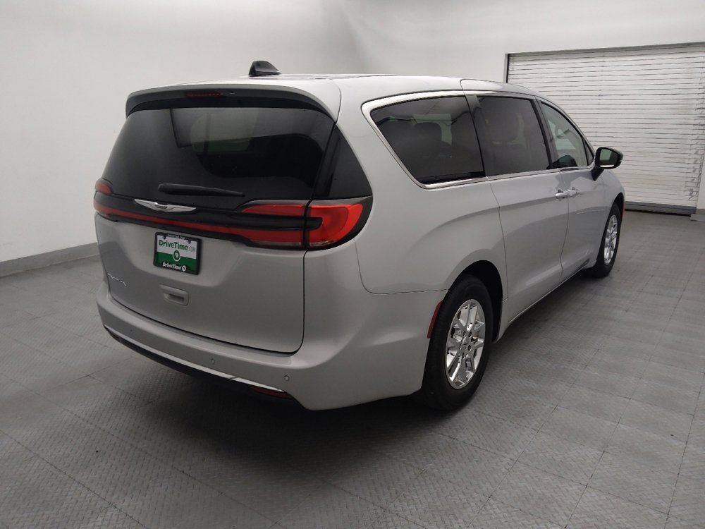 Used 2024 Chrysler Pacifica Touring-L FWD image 9