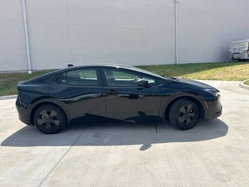 Used 2025 Toyota Prius LE FWD image 2