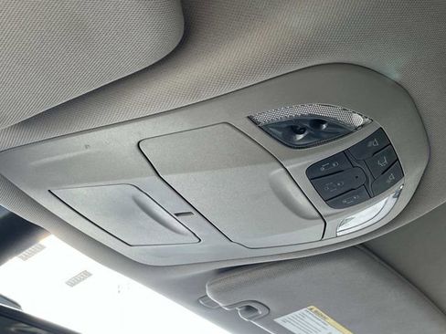 Used 2024 Chrysler Pacifica Limited FWD image 38