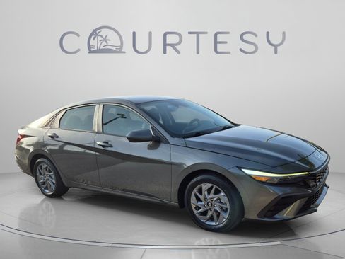 Used 2024 Hyundai Elantra SEL FWD image 9