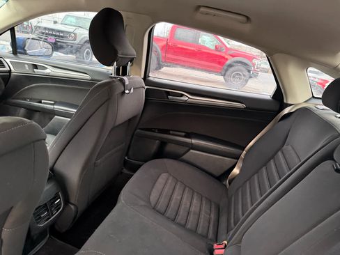 Used 2017 Ford Fusion SE w/ Fusion SE Technology Package image 19