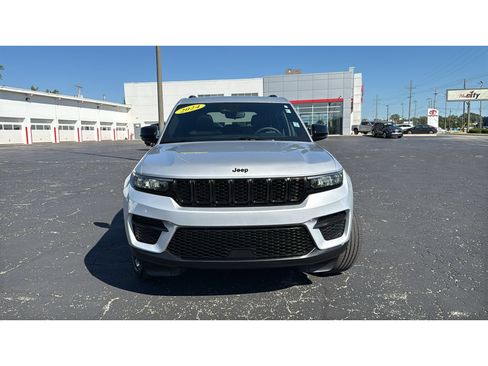 Used 2024 Jeep Grand Cherokee Altitude AWD/4WD image 2