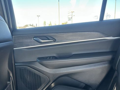 New 2025 Jeep Grand Cherokee L Limited image 32