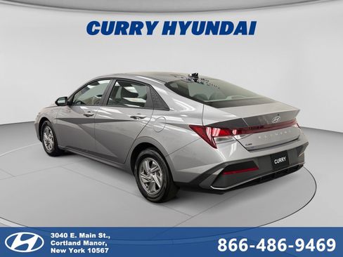 Used 2025 Hyundai Elantra SE FWD image 3