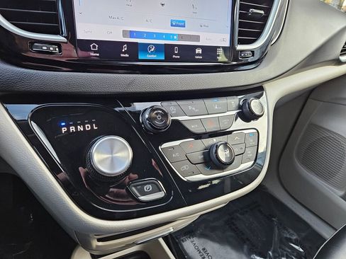 Used 2024 Chrysler Pacifica Touring-L image 24