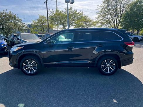 Used 2018 Toyota Highlander XLE AWD/4WD image 4