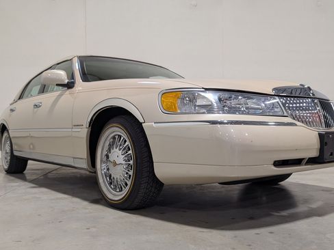Used 2001 Lincoln Town Car Cartier RWD image 22