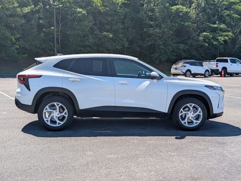Used 2024 Chevrolet Trax LS w/ LS Convenience Package FWD image 10