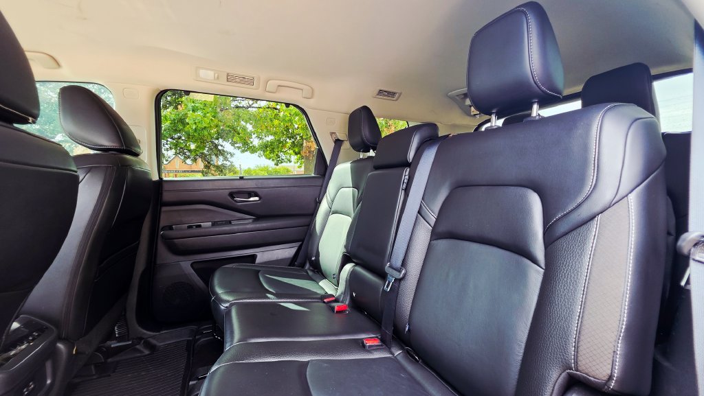 Used 2024 Nissan Pathfinder SL AWD/4WD image 16