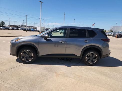 Used 2025 Nissan Rogue SV image 8