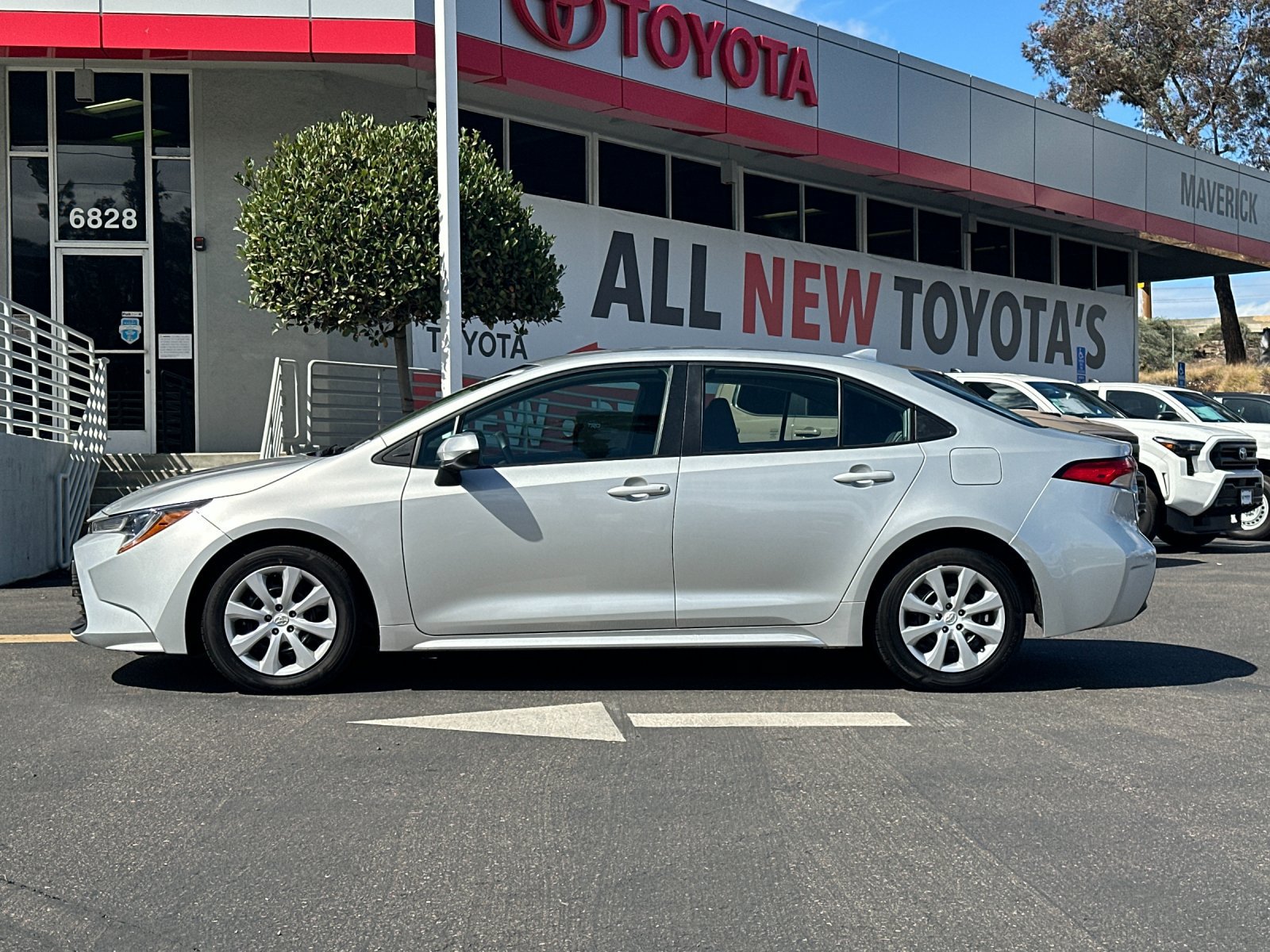 Used 2024 Toyota Corolla LE FWD image 2