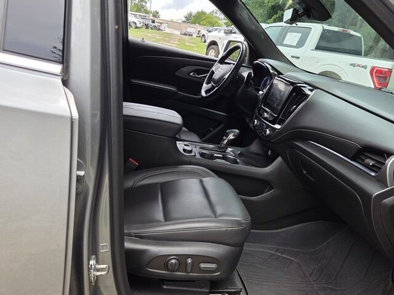 Used 2023 Chevrolet Traverse LT w/ LT Premium Package FWD image 17