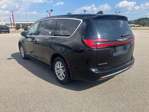 Used 2024 Chrysler Pacifica Touring-L FWD image 3