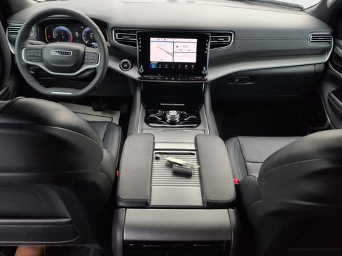 Used 2025 Jeep Wagoneer Series III w/ Premium Group I image 14