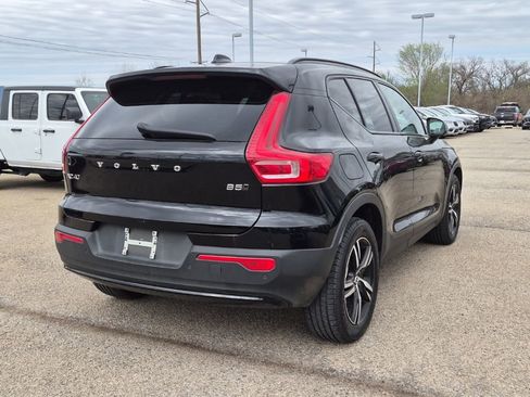 Used 2023 Volvo XC40 B5 Plus image 3