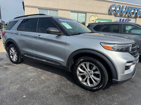 Used 2021 Ford Explorer XLT w/ Equipment Group 202A AWD/4WD image 6