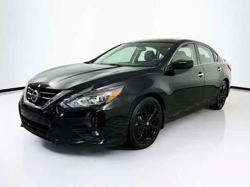 Used 2017 Nissan Altima 2.5 SR w/ Midnight Edition Package FWD image 1
