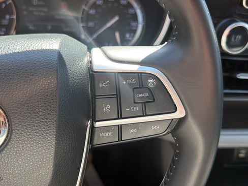 Used 2022 Toyota Highlander XLE FWD image 23