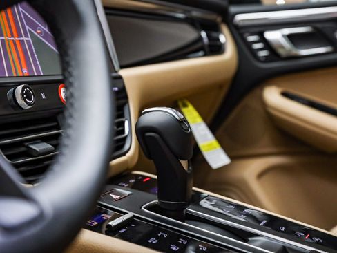 Certified 2026 Porsche Macan AWD/4WD image 17