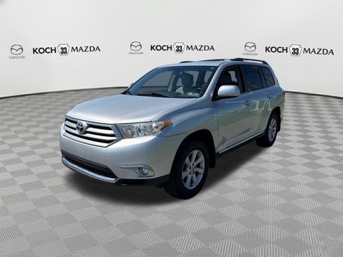 Used 2011 Toyota Highlander SE w/ Tow Pkg AWD/4WD image 3