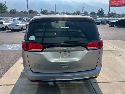 Used 2020 Chrysler Pacifica Touring-L FWD image 4