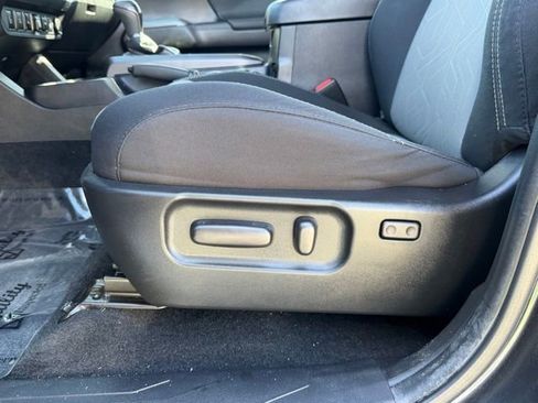 Used 2022 Toyota Tacoma TRD Sport w/ Technology Package image 9