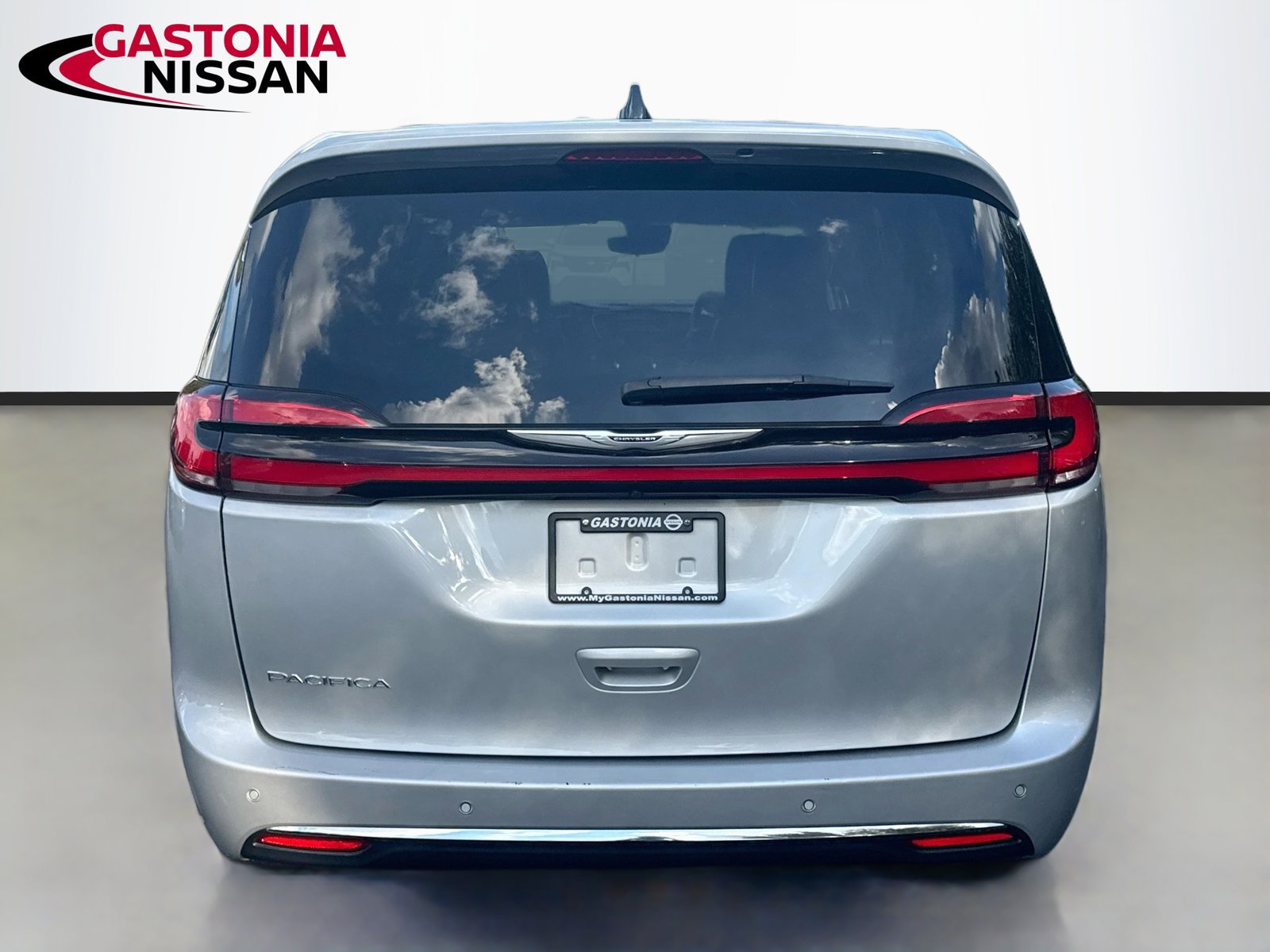 Used 2024 Chrysler Pacifica Touring-L FWD image 7