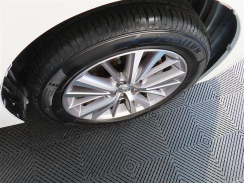 Used 2015 Toyota Corolla LE Premium image 10