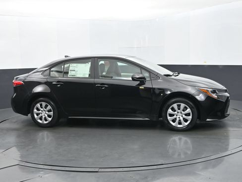 Used 2025 Toyota Corolla LE FWD image 6
