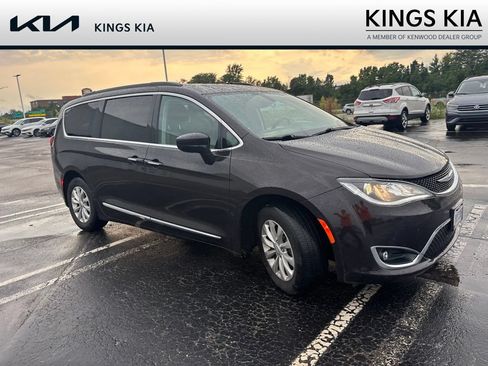 Used 2017 Chrysler Pacifica Touring-L FWD image 5