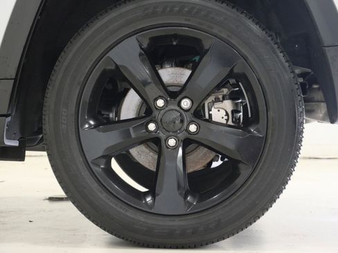 Used 2023 Jeep Grand Cherokee Altitude AWD/4WD image 9