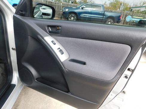 Used 2005 Toyota Matrix 4dr Wgn Auto FWD image 17