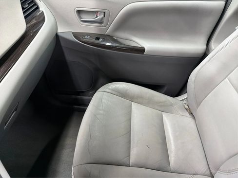 Used 2019 Toyota Sienna XLE image 46