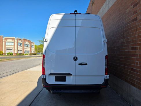 Used 2021 Mercedes-Benz Sprinter 2500 image 5