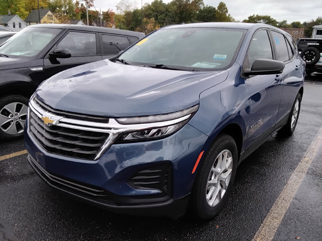 Used 2024 Chevrolet Equinox LS w/ LS Convenience Package AWD/4WD image 2
