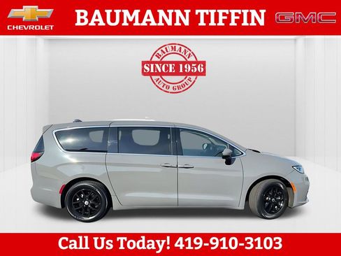 Used 2023 Chrysler Pacifica Touring-L image 7