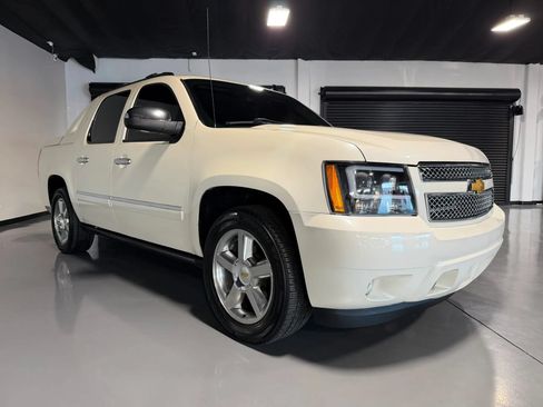 Used 2013 Chevrolet Avalanche LTZ RWD image 3