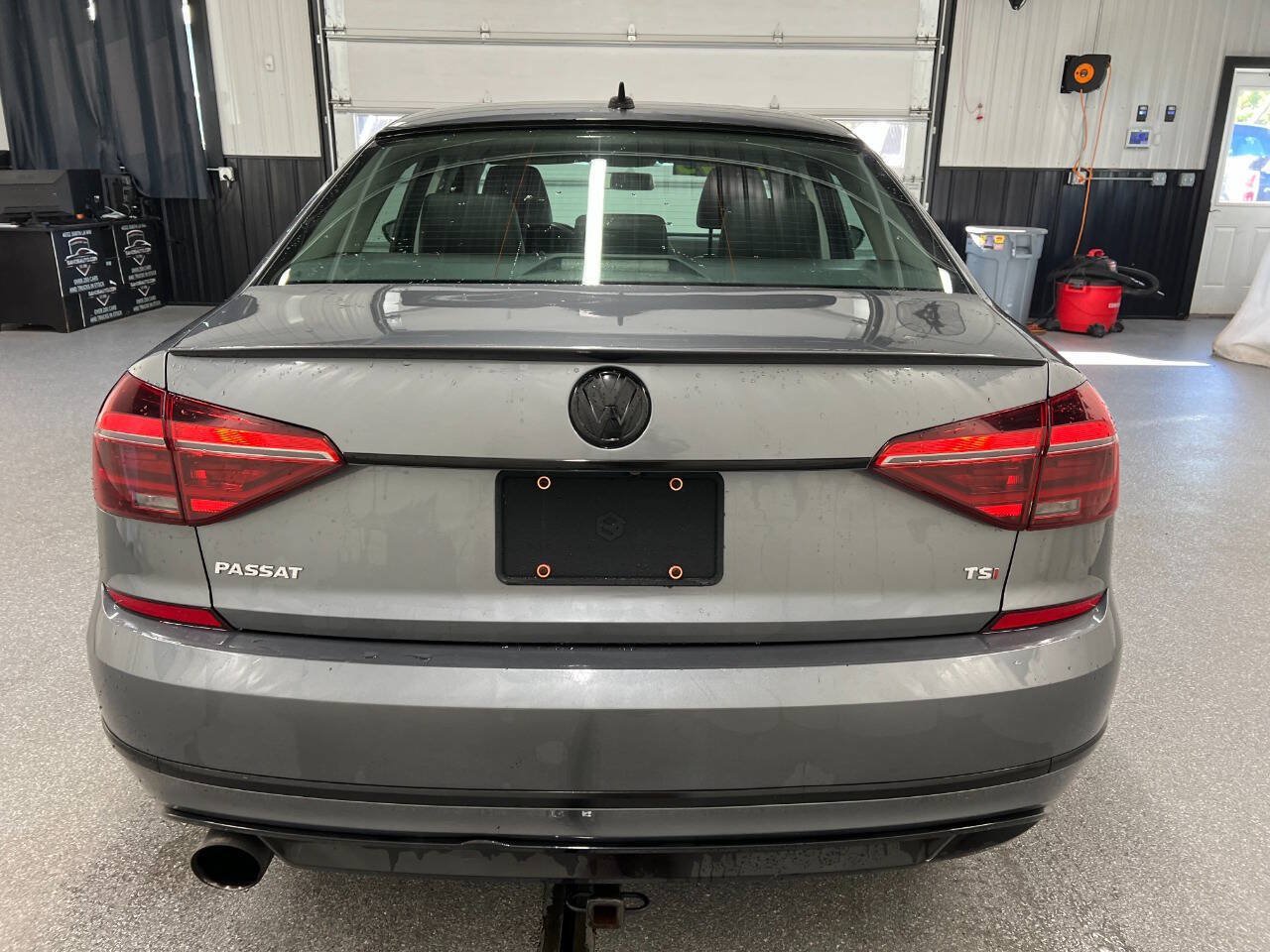 Used 2017 Volkswagen Passat 1.8T R-Line w/ R-Line Lighting Package FWD image 5