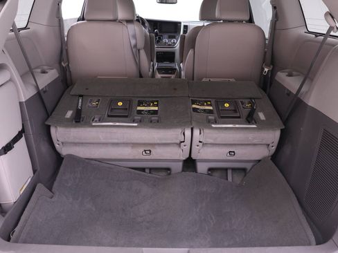 Used 2016 Toyota Sienna XLE image 13