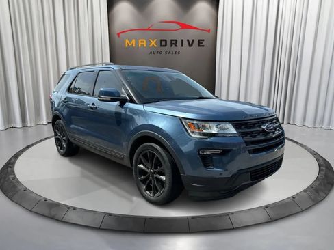 Used 2018 Ford Explorer XLT w/ Equipment Group 202A FWD image 3