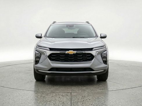 Used 2025 Chevrolet Trax LT image 2