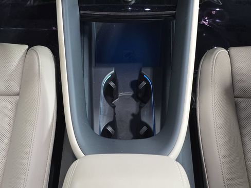 Certified 2025 Porsche Macan Turbo Electric AWD/4WD image 20