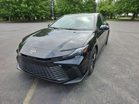 Used 2025 Toyota Camry SE FWD image 2