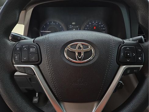 Used 2018 Toyota Sienna L w/ Carpet Mat Package FWD image 19