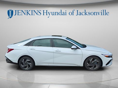 New 2025 Hyundai Elantra SEL FWD image 2