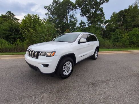 Used 2019 Jeep Grand Cherokee Laredo RWD image 3