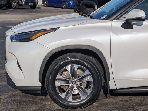Used 2024 Toyota Highlander XLE AWD/4WD image 2