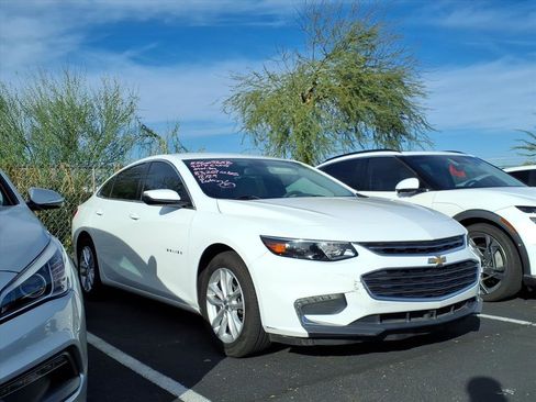 Used 2017 Chevrolet Malibu LT image 2