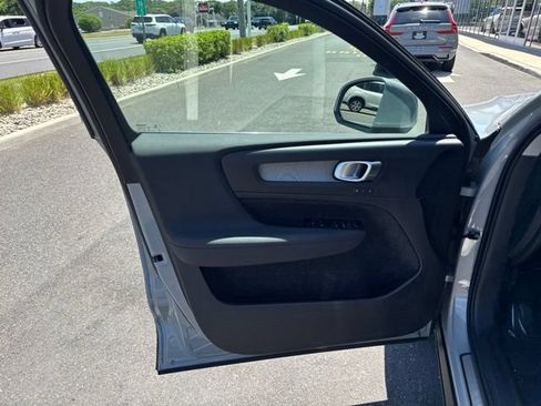 Certified 2025 Volvo XC40 B5 Plus AWD/4WD image 17