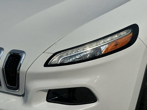 Used 2015 Jeep Cherokee Latitude FWD image 11
